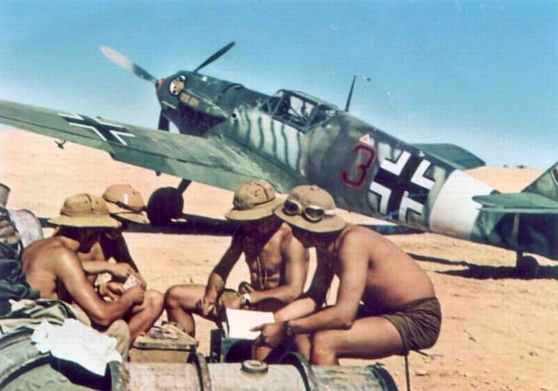 Специально приспособленный для тропических условий истребитель Bf 109E-7/Trop из эскадрильи Люфтваффе 2/JG 27 в Ливии